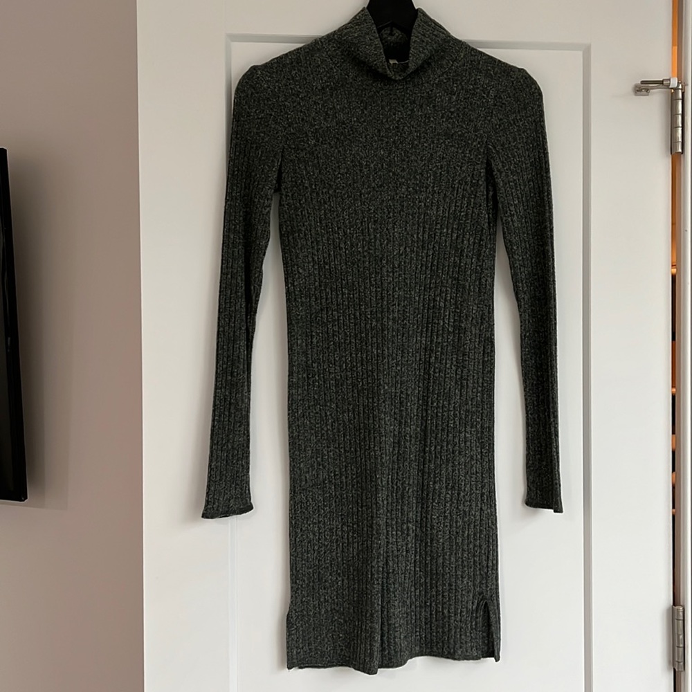 XS aritzia turtleneck sweater dress midi dress in Green